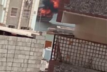 حريق يلتهم قارب صيد قرب ميناء المعلا في عدن