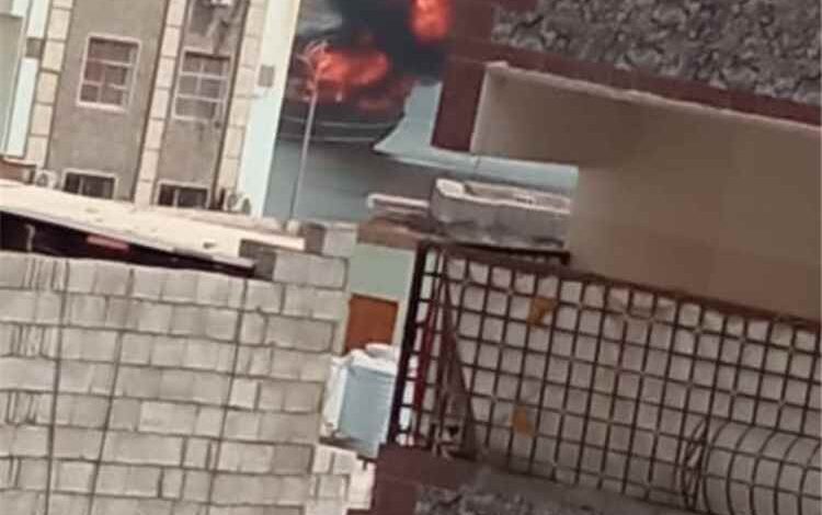حريق يلتهم قارب صيد قرب ميناء المعلا في عدن