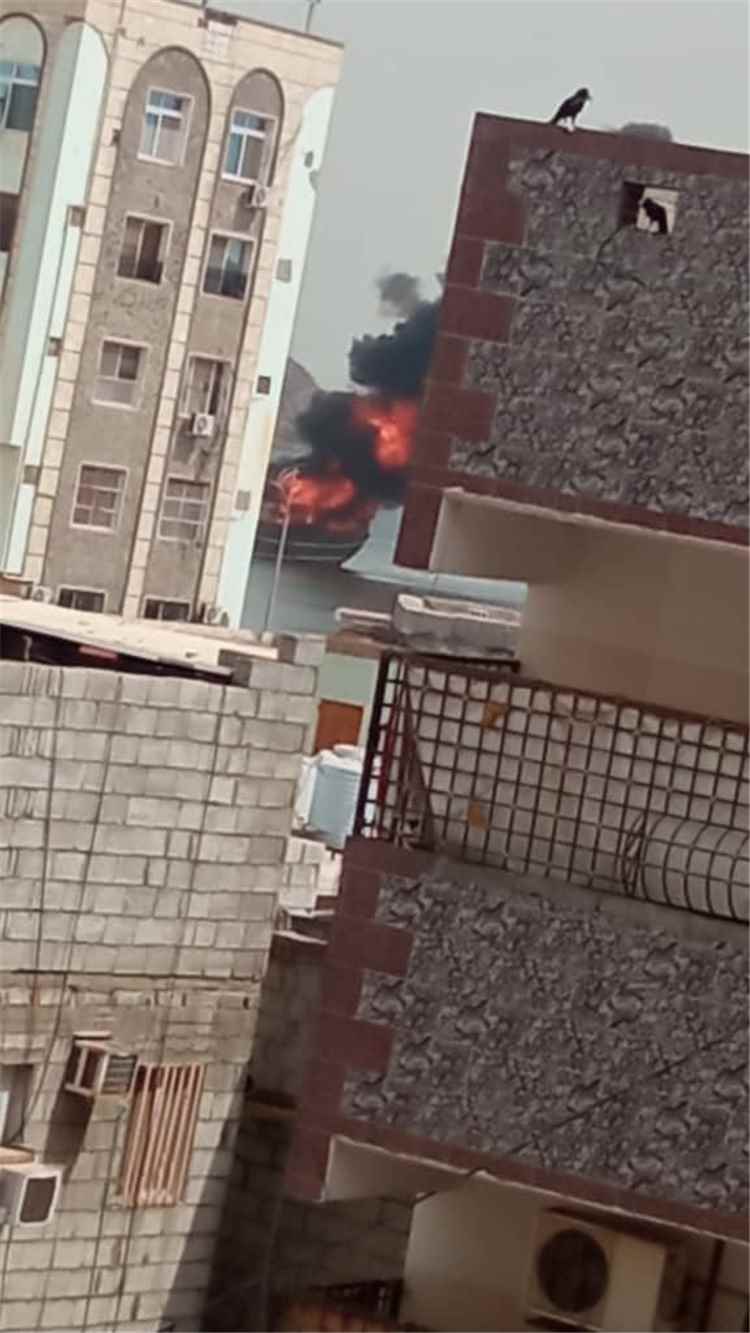 حريق يلتهم قارب صيد قرب ميناء المعلا في عدن