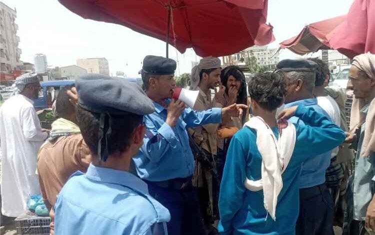 شرطة السير في لحج تواصل حملات إزالة البسطات بمفرق الفيوش