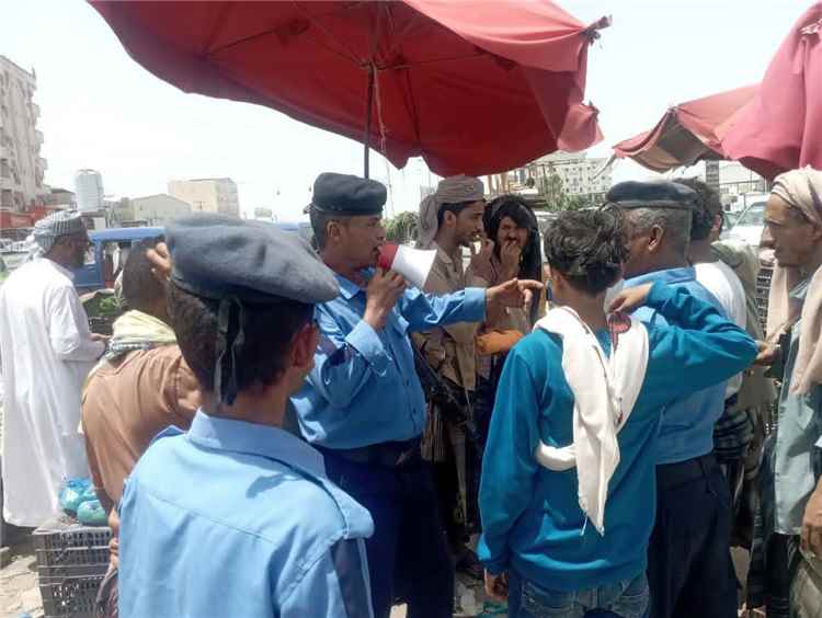 شرطة السير في لحج تواصل حملات إزالة البسطات بمفرق الفيوش