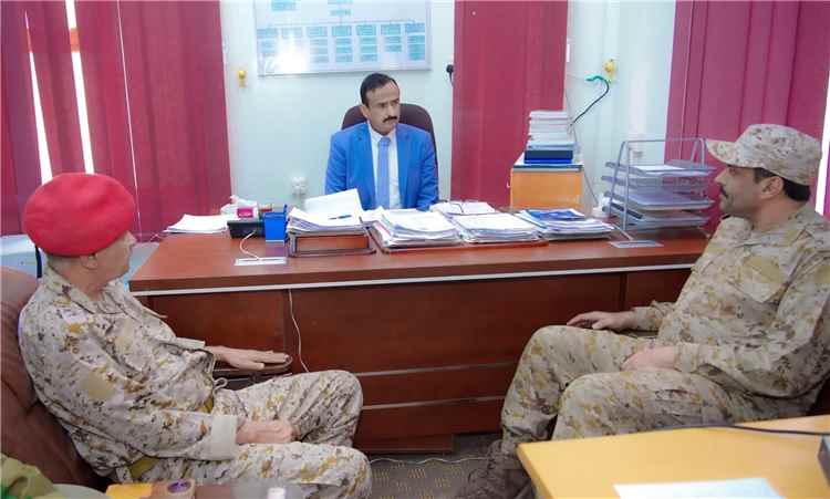 محافظ شبوة يؤكد دعم القوات المسلحة ويدعو إلى تعزيز الجاهزية في جبهات القتال