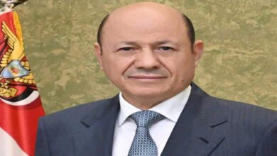 الرئيس العليمي يهاتف طارق صالح ويشيد بيقظة القوات المسلحة في الساحل