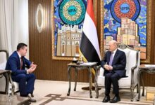 الرئيس العليمي يحشد دعماً دولياً قبل جلسة مجلس الأمن ويحذر من الرحلات الإيرانية إلى مطار صنعاء
