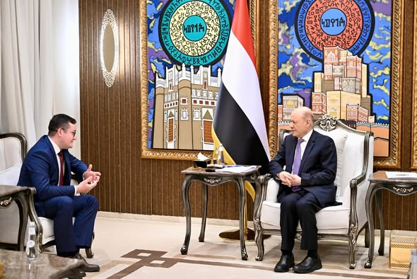 الرئيس العليمي يحشد دعماً دولياً قبل جلسة مجلس الأمن ويحذر من الرحلات الإيرانية إلى مطار صنعاء