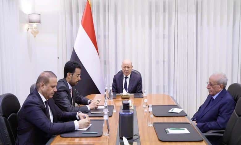 العليمي يبحث مع هيئة التشاور تصعيد الحوثيين والانتهاكات الإيرانية للسيادة اليمنية 1 العليمي يبحث مع هيئة التشاور تصعيد الحوثيين والانتهاكات الإيرانية للسيادة اليمنية