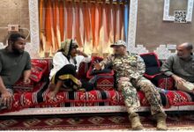 الفريق طارق صالح يعزي أسرة الشهيد يحيى وحيش في الخوخة ويشيد بدوره في معارك الساحل