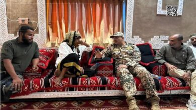 الفريق طارق صالح يعزي أسرة الشهيد يحيى وحيش في الخوخة ويشيد بدوره في معارك الساحل