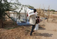 خلية الأعمال الإنسانية تغيث أسرة نازحة في الخوخة بعد احتراق منزلها