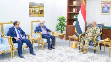 طارق صالح يبحث إعادة افتتاح فرع البنك اليمني للإنشاء والتعمير في المخا