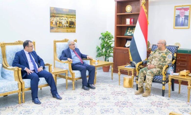 طارق صالح يبحث إعادة افتتاح فرع البنك اليمني للإنشاء والتعمير في المخا