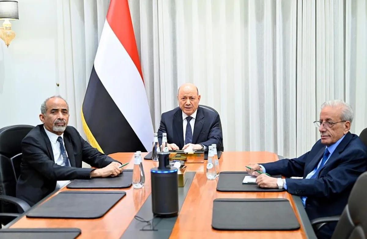 الرئاسي يهدد بإجراءات سياسية وعسكرية ضد أي رحلات إيرانية إلى مطار صنعاء