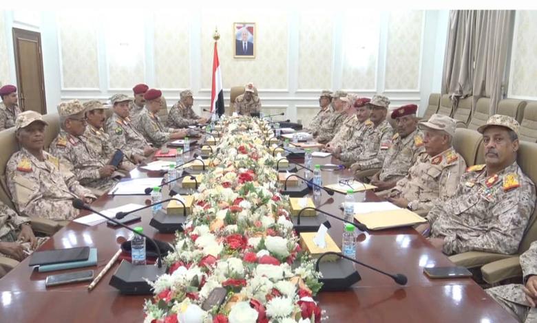 اجتماع عسكري رفيع في وزارة الدفاع لمراجعة التطورات الميدانية وتعزيز الجاهزية