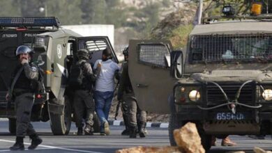 الاحتلال الإسرائيلي يعتقل 12 فلسطينياً ويصعّد إجراءاته العسكرية في الضفة الغربية
