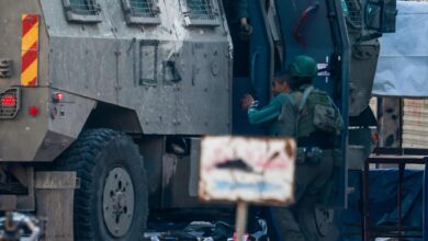 قوات الاحتلال تشن حملة اعتقالات واسعة في الضفة الغربية وتغلق مداخل الخليل