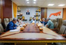 محافظ عدن يبحث مع رئيس مصلحة الضرائب تعزيز الإيرادات وتطوير منظومة التحصيل الضريبي