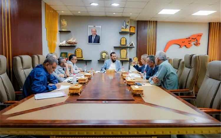 محافظ عدن يبحث مع رئيس مصلحة الضرائب تعزيز الإيرادات وتطوير منظومة التحصيل الضريبي