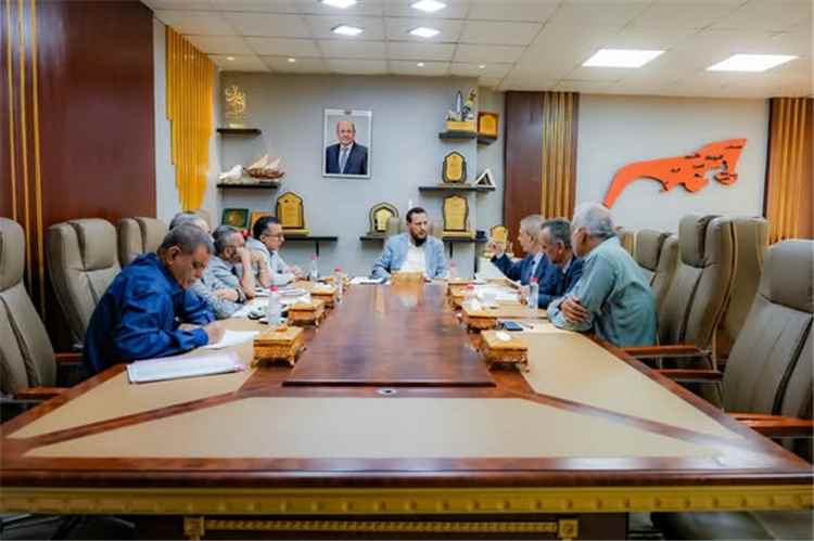 محافظ عدن يبحث مع رئيس مصلحة الضرائب تعزيز الإيرادات وتطوير منظومة التحصيل الضريبي