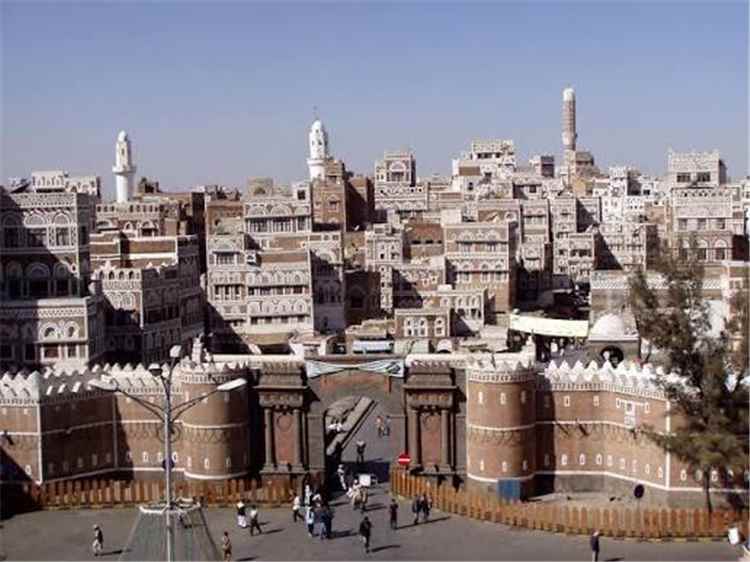 صنعاء تترقب المجهول.. اختفاء قيادات حوثية وتحركات تثير قلق السكان