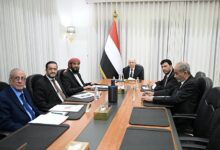 مجلس القيادة يبحث التطورات الوطنية ويحمّل الحوثيين مسؤولية استهداف السفن التجارية