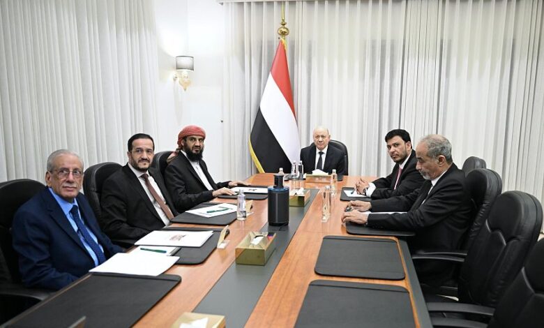 مجلس القيادة يبحث التطورات الوطنية ويحمّل الحوثيين مسؤولية استهداف السفن التجارية 1 مجلس القيادة يبحث التطورات الوطنية ويحمّل الحوثيين مسؤولية استهداف السفن التجارية