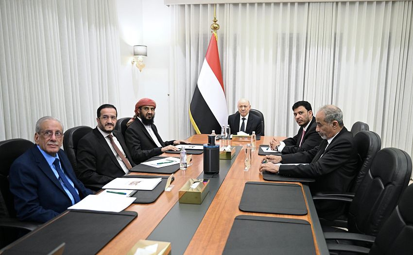 مجلس القيادة يبحث التطورات الوطنية ويحمّل الحوثيين مسؤولية استهداف السفن التجارية