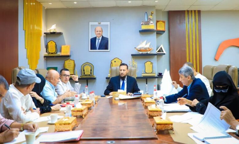 محافظ عدن يناقش تطوير قطاع المياه والصرف الصحي ويقر إجراءات لتعزيز كفاءة التشغيل
