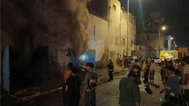 الدفاع المدني يسيطر على حريق في مخزن تجاري بالمعلا ويمنع امتداده إلى المباني المجاورة 8 الدفاع المدني يسيطر على حريق في مخزن تجاري بالمعلا ويمنع امتداده إلى المباني المجاورة