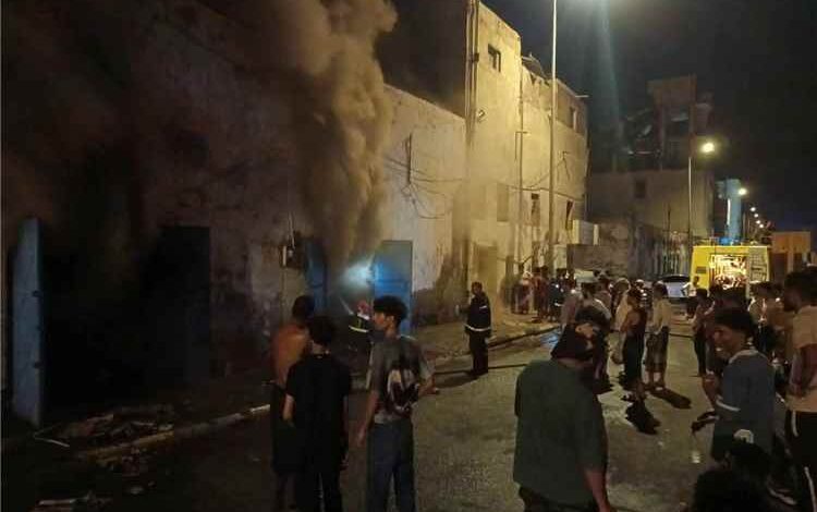 الدفاع المدني يسيطر على حريق في مخزن تجاري بالمعلا ويمنع امتداده إلى المباني المجاورة 1 الدفاع المدني يسيطر على حريق في مخزن تجاري بالمعلا ويمنع امتداده إلى المباني المجاورة