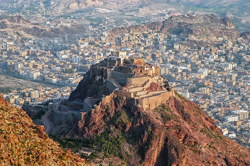 مليشيا الحوثي تدفع بتعزيزات جديدة إلى جبهات تعز والجيش يرفع حالة التأهب