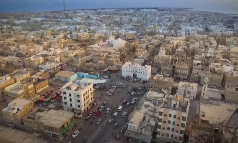 الداخلية تعلن ضبط ثلاثة متهمين في قضايا قتل وإطلاق نار بحضرموت ولحج