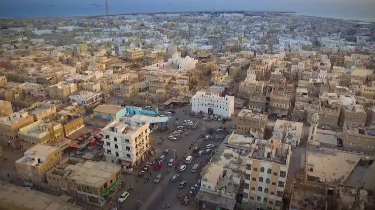 الداخلية تعلن ضبط ثلاثة متهمين في قضايا قتل وإطلاق نار بحضرموت ولحج