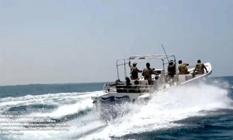البحرية وخفر السواحل تنقذان طاقم سفينة هندية بعد هجوم في البحر الأحمر 1 البحرية وخفر السواحل تنقذان طاقم سفينة هندية بعد هجوم في البحر الأحمر