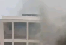 حريق ضخم يلتهم طابقين في كلية الحاسوب وتكنولوجيا المعلومات بعدن