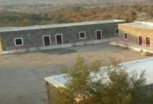 مسيّرة حوثية تستهدف مدرسة شمال الضالع وتلحق أضرارًا بالمنازل المجاورة