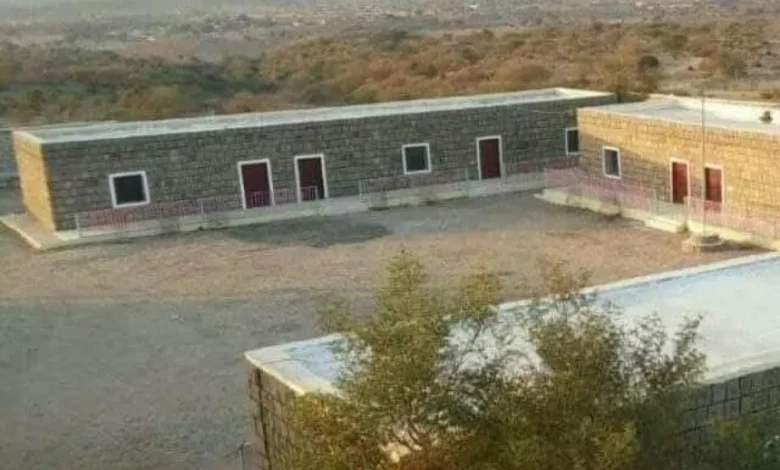 مسيّرة حوثية تستهدف مدرسة شمال الضالع وتلحق أضرارًا بالمنازل المجاورة
