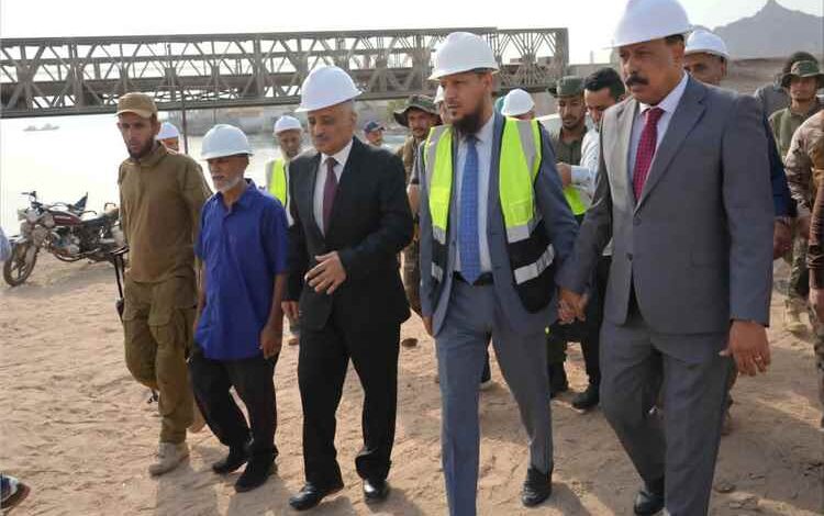 العقربي وشيخ يدشنان مشروع تأهيل جسر البريقة القديم في عدن