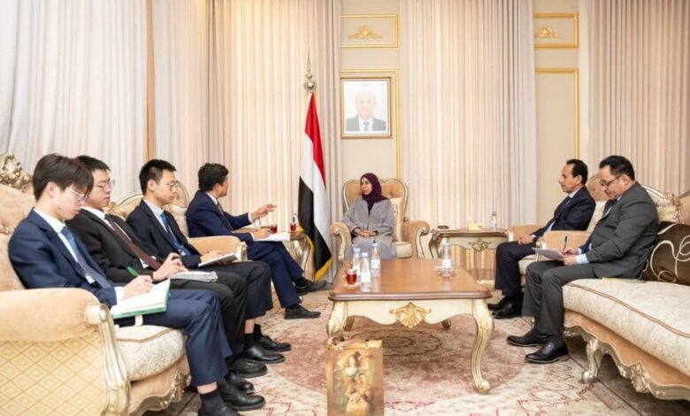 وزيرة الخارجية تستعرض مع الصين تهديدات مليشيا الحوثي للملاحة في البحر الأحمر