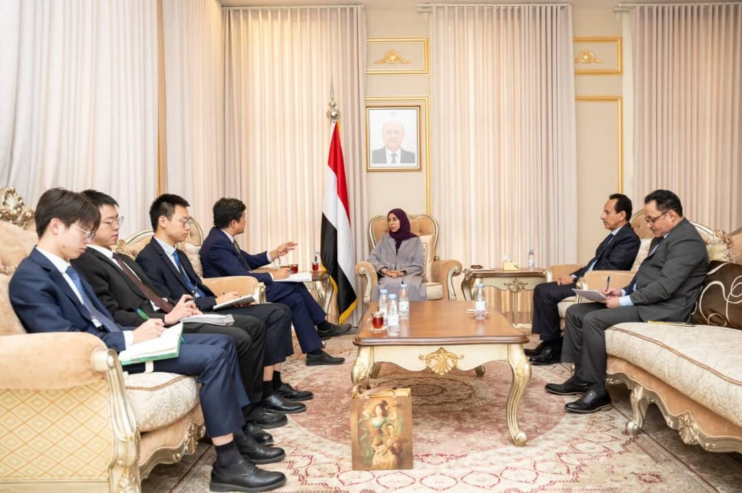 وزيرة الخارجية تستعرض مع الصين تهديدات مليشيا الحوثي للملاحة في البحر الأحمر