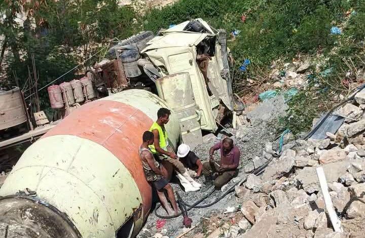 إصابة عدد من المواطنين إثر سقوط خلاطة خرسانية على منزل سكني في تعز 1 إصابة عدد من المواطنين إثر سقوط خلاطة خرسانية على منزل سكني في تعز