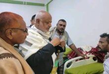 محافظ الحديدة يتفقد الحالة الصحية لمدير صندوق النظافة والتحسين بالخوخة