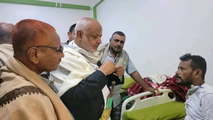 محافظ الحديدة يتفقد الحالة الصحية لمدير صندوق النظافة والتحسين بالخوخة 1 محافظ الحديدة يتفقد الحالة الصحية لمدير صندوق النظافة والتحسين بالخوخة