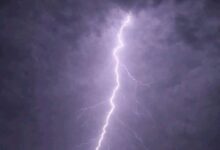 صواعق رعدية تحصد حياة فتاة وتصيب اثنين آخرين في جبل حبشي بتعز