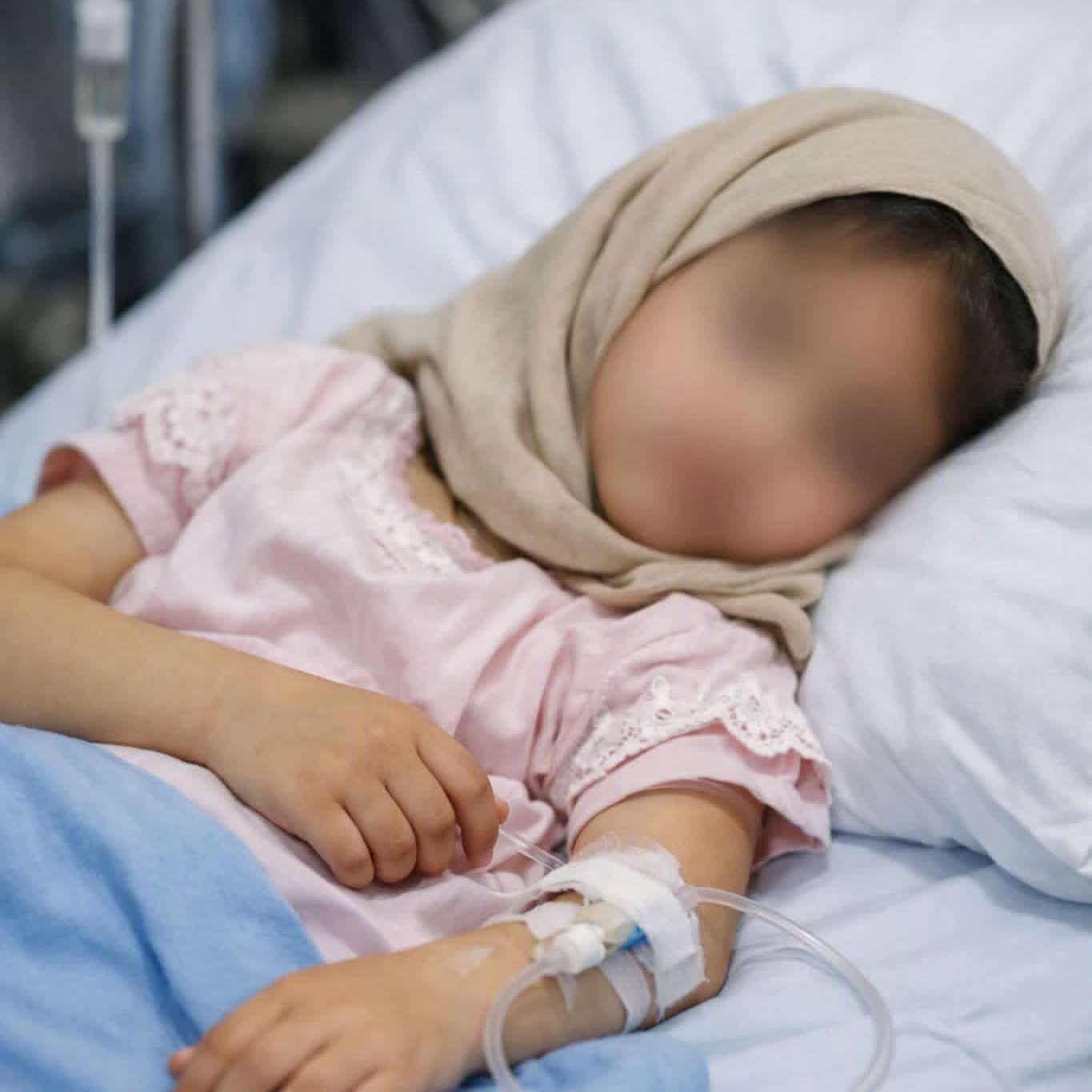 للمرة التاسعة.. تجدد لدغة ثعبان لطفلة في تعز رغم نقلها من منزلها