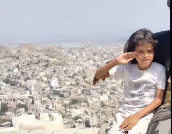 وفاة طفل بعد أيام من تعرضه لحادث دهس في تعز