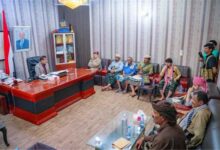 محافظ شبوة يوجه بإعداد دراسات عاجلة لتأهيل طريق النحر وتعزيز المشاريع التعليمية في بيحان