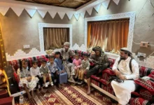 العميد سعد القحطاني يزور أسرة الشهيد يحيى وحيش ويشيد بدوره في مواجهة الحوثي