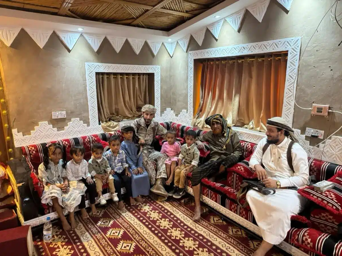 العميد سعد القحطاني يزور أسرة الشهيد يحيى وحيش ويشيد بدوره في مواجهة الحوثي