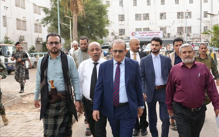 وزيرا الصحة والخدمة المدنية يعايدان المرضى في مستشفيات عدن 1 وزيرا الصحة والخدمة المدنية يعايدان المرضى في مستشفيات عدن