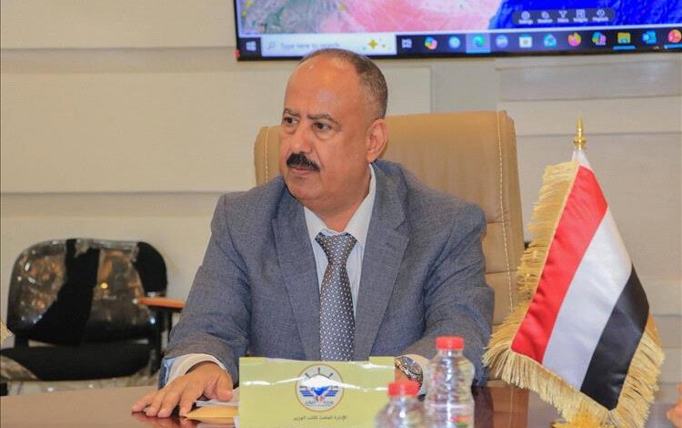 العمري: خطط لتطوير المطارات والموانئ وتعزيز الربط الجوي في اليمن